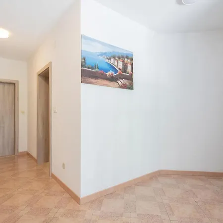 Holiday home 6 Bedroom Cozy In Prolozac